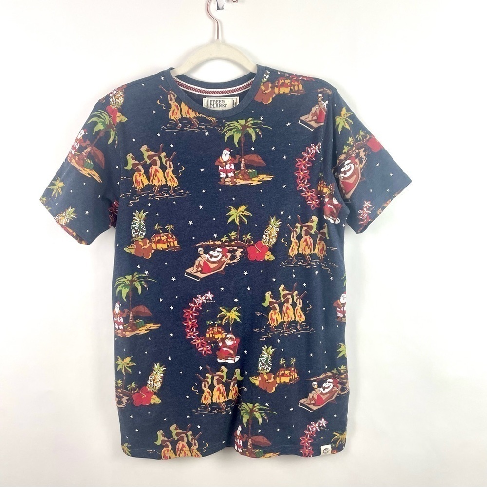 Free Planet NWOT Men's Short Sleeve Christmas T-Shirt Hawaiian Hula Santa‎ Small